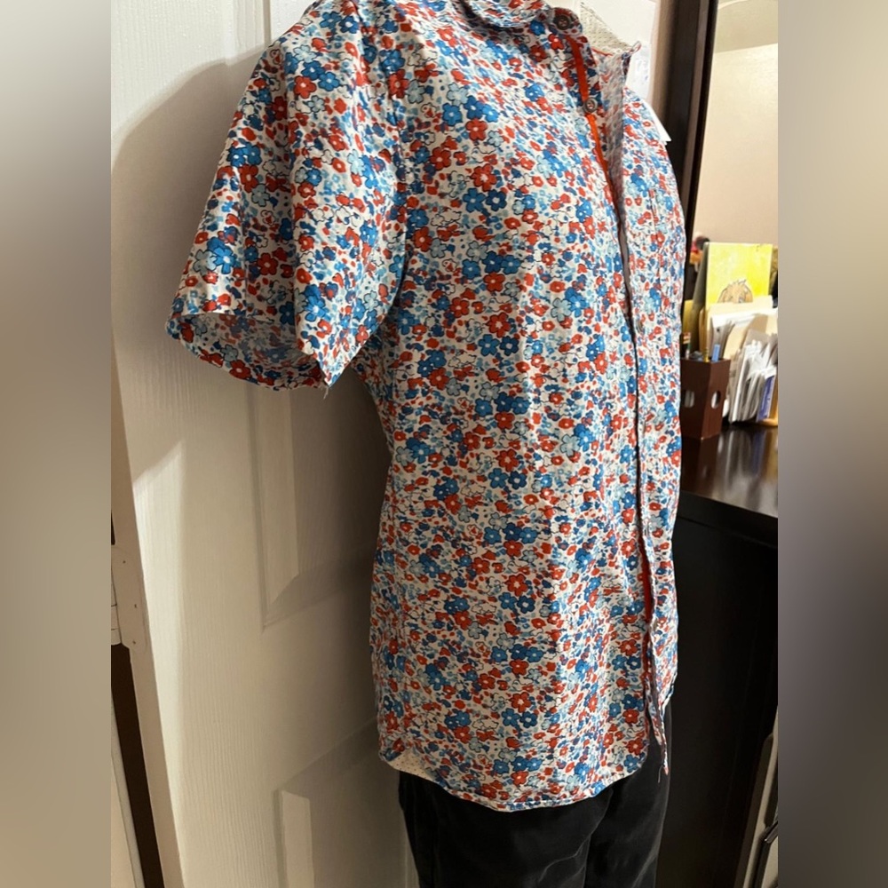 (10) Across the Pond Blue and red floral short sleeve button up shirt - Picture 5 of 16
